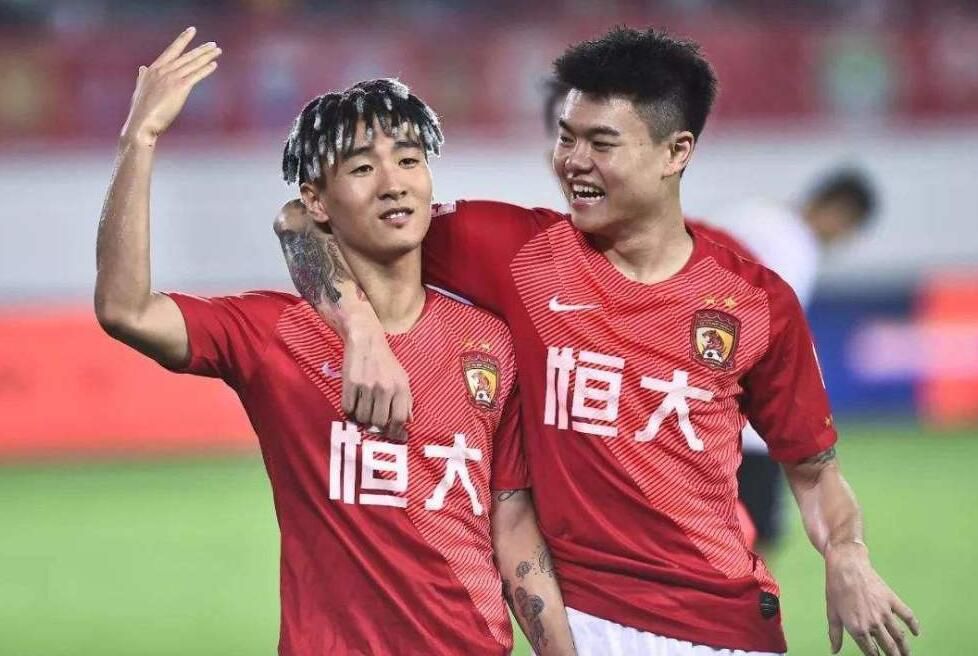 可是，这么多人看着......怎么办？秦傲东脸上一阵红一阵白。